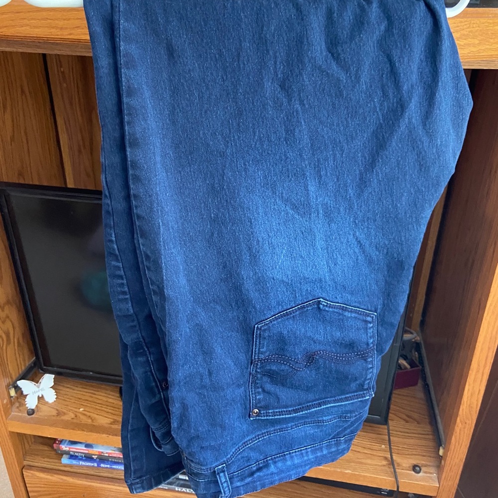 These are cute R Jeans size 36.  Women’s.